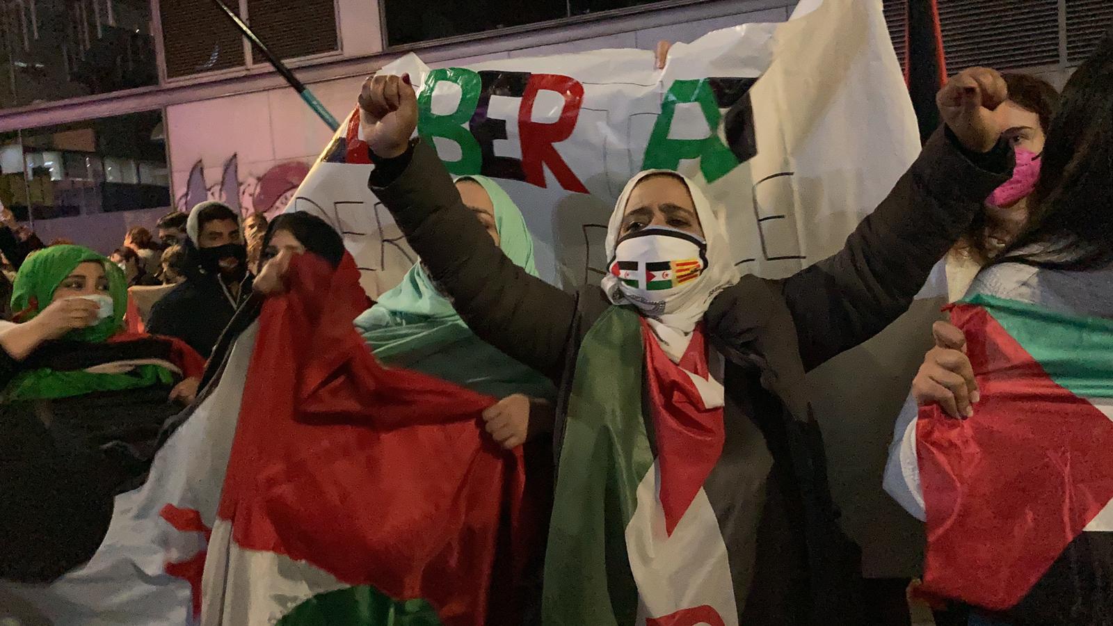 Sahrawi protesters outside the Moroccan consulate in Barcelona, November 18, 2020 (by Alan Ruiz Terol)